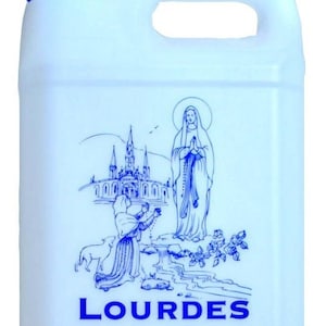 Peut inclure: Un récipient en plastique blanc avec un couvercle et une poignée bleus. Le récipient est décoré d'une image bleue et blanche de la Vierge Marie, d'une église et du mot "Lourdes" imprimé sur le devant.