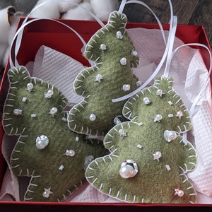 Felt Christmas Tree ornaments set, Green felt tree ornament, embroidery on felt ornaments, Christmas gift idea, green tree pearls ornaments