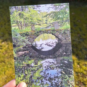 Ansichtkaart Brug in Zweden, 13 x 18 cm, fotografie, fotoafdruk, natuurfotografie, wenskaart, kaart, brug, foto, gestructureerd, meer, water