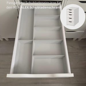 Peut inclure: Un organisateur de tiroir en plastique blanc avec plusieurs compartiments rectangulaires conçu pour une unité de tiroirs IKEA ALEX. L'insert présente une longue section verticale à gauche et quatre sections horizontales plus petites à droite.