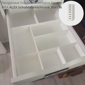 Könnte beinhalten: Ein weißer Schubladeneinsatz mit mehreren Fächern für den IKEA ALEX Schubladenschrank. Der Text auf dem Bild lautet Passgenaue Schubladeneinsätze für den IKEA ALEX Schubladenschrank 36x116 sowie 3D Druck.