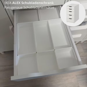 Könnte beinhalten: Ein weißes Schubladeneinsatz-Set mit mehreren rechteckigen Fächern in einer offenen Schublade. Das Bild enthält den Text IKEA ALEX Schubladenschrank Passgenaue Schubladeneinsätze und einen kreisförmigen Ausschnitt, der eine weiße Kommode mit fünf Schubladen zeigt.