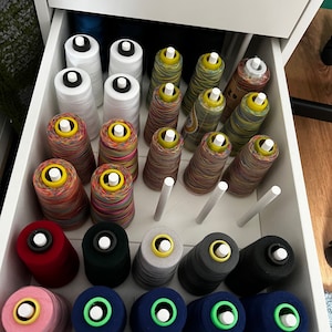 Drawer insert (tall drawer) for an IKEA Alex drawer unit 36×70 – Sewing room – 10 overlock thread spools