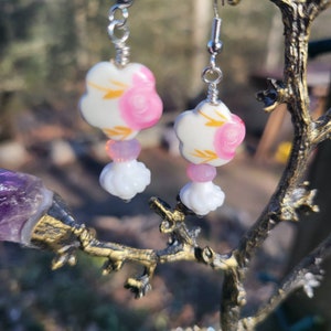 Boucles d'oreilles fleur rose avec perle antique en verre de lait des années 1950 * Fait main et hypoallergénique