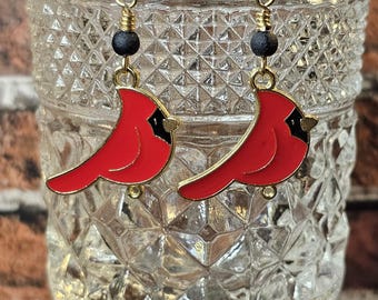 Pendientes colgantes de color rojo cardenal