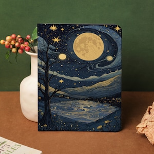 Peut inclure: Une couverture de carnet bleu foncé avec une illustration stylisée d'une lune, d'étoiles et d'un lac dans un paysage montagneux. La lune est de couleur jaune vif et les étoiles sont dorées.
