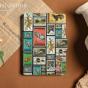 Może przedstawiać: Kolorowe etui na telefon z kolażem vintage znaczków pocztowych przedstawiających koty i inne zwierzęta. Znaki pocztowe pochodzą z Mongolii i zawierają tekst "MONGOLIA" i "Jourdan".