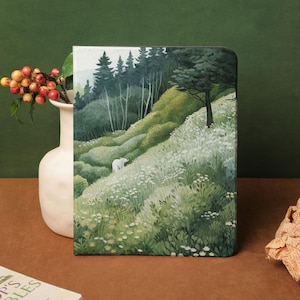 Può includere: Un orso polare bianco cammina attraverso una lussureggiante foresta verde con fiori bianchi. La foresta è dipinta in stile acquerello con un'atmosfera morbida e sognante.