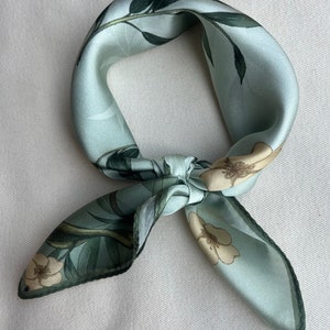 100% Natural Mulberry Silk Scarf 21&quot; x 21&quot; Green Floral Delicate Silk Neckerchief Silk Hair Scarf Wrist Scarf Bag Silk Scarf Gift