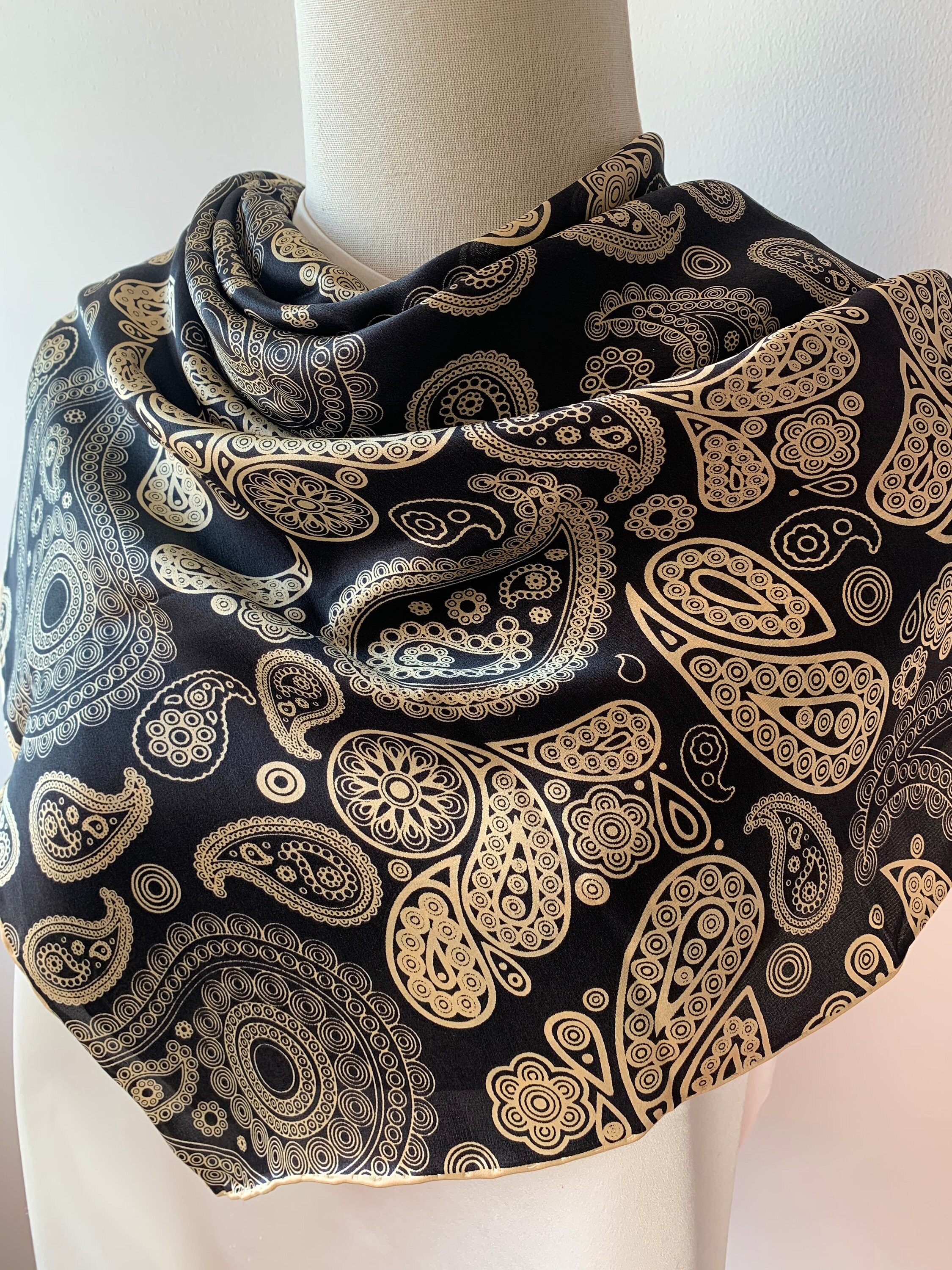 Mulberry Silk Scarf: Large Paisley Shawl, Gold & Black (43  display picture 3