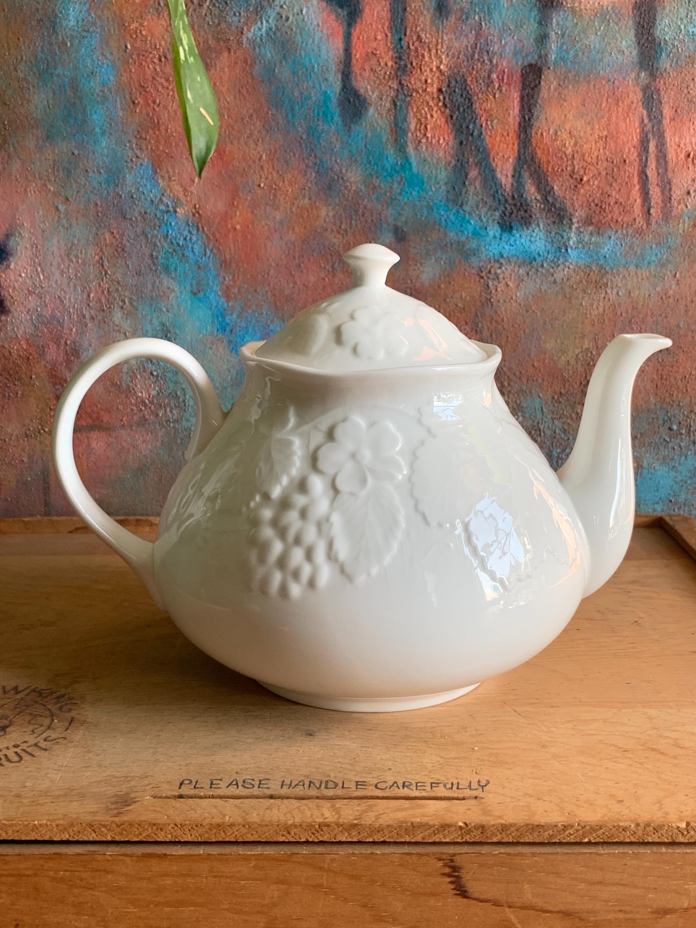 食器 WEGDWOOD STRAWBERRY AND VINE BONE CHINA Vintage Wedgwood Strawberry & Vine Bone China Teapot, White