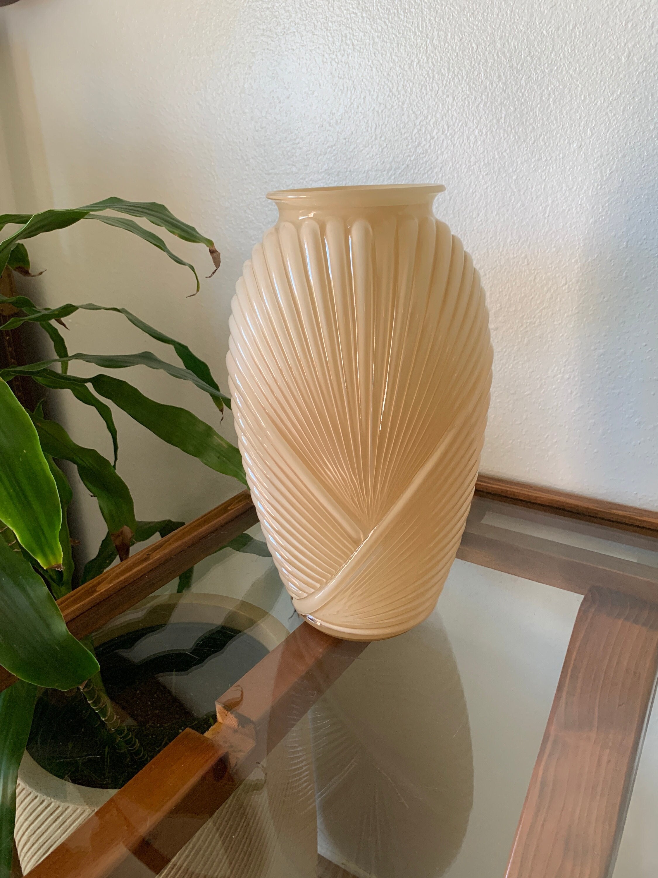 80s Art Deco Vase CVV Vianne アール・デコ 花瓶 1980s Art Deco Vase, Hollywood Regency Beige Glass, Glossy