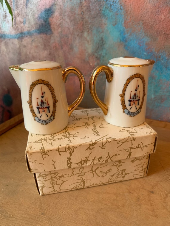 60s〜　Walt Disney Productions 陶器セット 1960s NEW Disney Castle Collectible Salt and Pepper Shaker Set