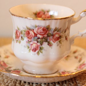 Paragon ELIZABETH ROSE Bone China Potters Tea Cup and Saucer, Made in England - by Appointment to Her Majesty the Queen
