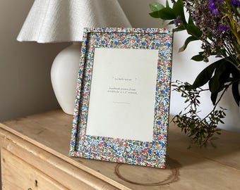 Handgjord A4-blommig tavelram med fäste | Konst Heminredning Unik bröllopspresent | Små rosa blå blommor Premiumtryck Inflyttningspresent
