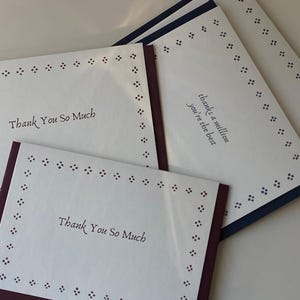 Set van 4 premium A6-bedankkaarten | Boetiek bruiloft chic | Duurzame handgetekende vintage | Minimalistische marineblauwe en bordeauxrode envelop