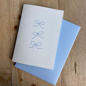 Biglietto di auguri di compleanno con fiocco di nastro blu / Schizzo vintage disegnato a mano sostenibile Happy Blank / Amore minimalista estetico