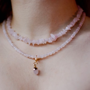 Women Pearl Necklace / Dainty Rose Quartz Necklace / Natural Stone Beads / Pink Pearl Necklace /Crystal Chip Chain Choker Chips/ 14K Gold Plated