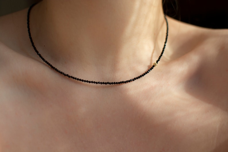 V-Form Halskette Aus Stein - Dreieckige Geometrische Statement-Kette In Schwarz 925er Silber