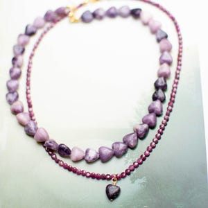Conjunto delicado de colar com rubi e lepidolita, prata de lei 925 banhada a ouro / Presente / Corações de lepidolita / Pingente de coração / Joias para festa