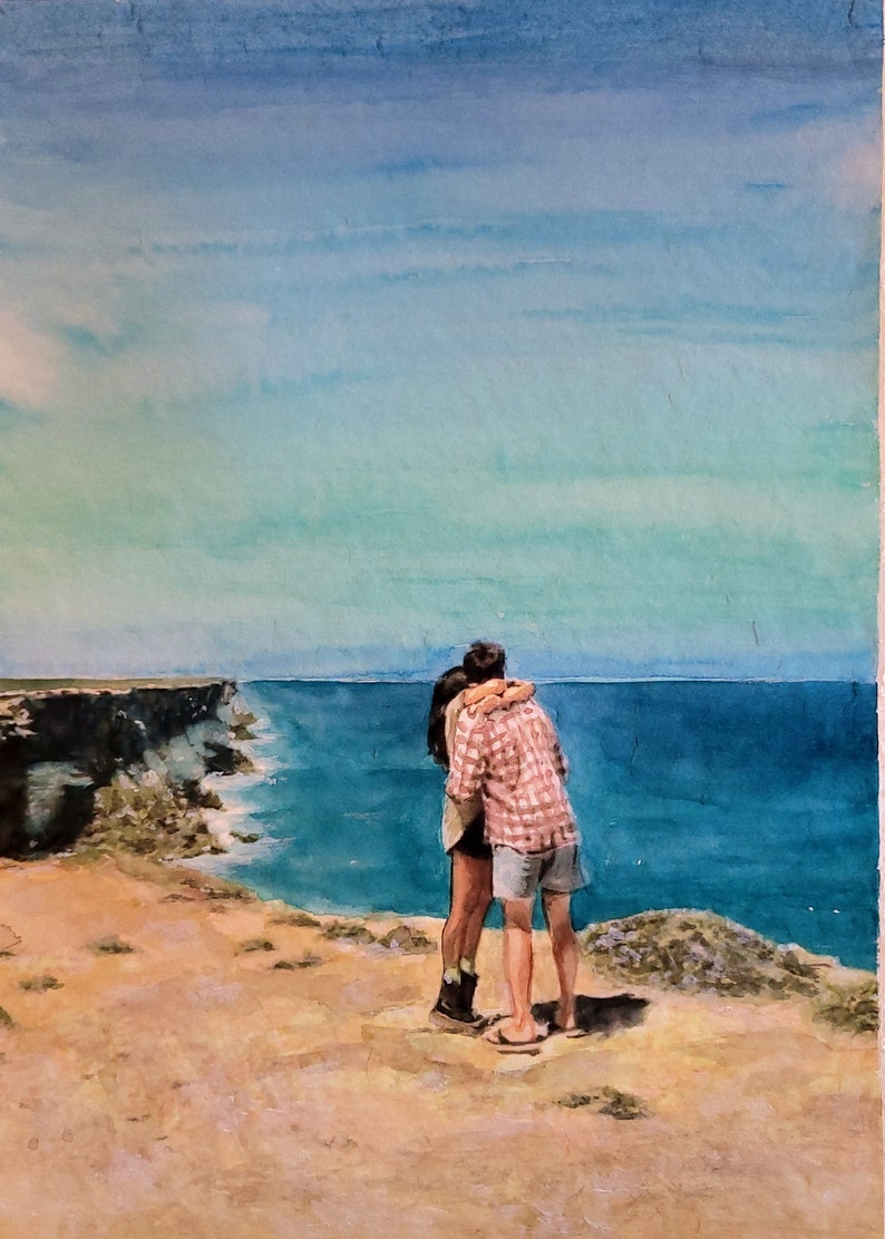 Op de afbeelding: Een aquarel schilderij van een stel dat elkaar omhelst op een klif met uitzicht op een uitgestrekte blauwe oceaan. De lucht is zachtblauw met hints van witte wolken. Het stel is gesilhouetteerd tegen de horizon, wat een romantische en serene sc&egrave;ne cre&euml;ert.