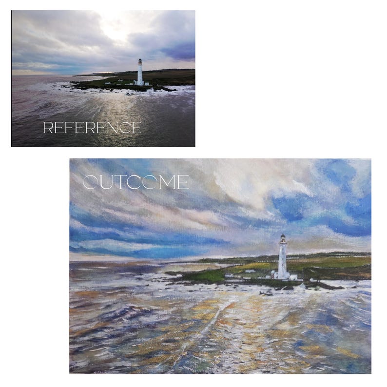 Op de afbeelding: Een schilderij van een witte vuurtoren op een rotsachtig eiland met een blauwe lucht en witte wolken. Het water is lichtblauw met witte golven en een gouden reflectie van de zon.