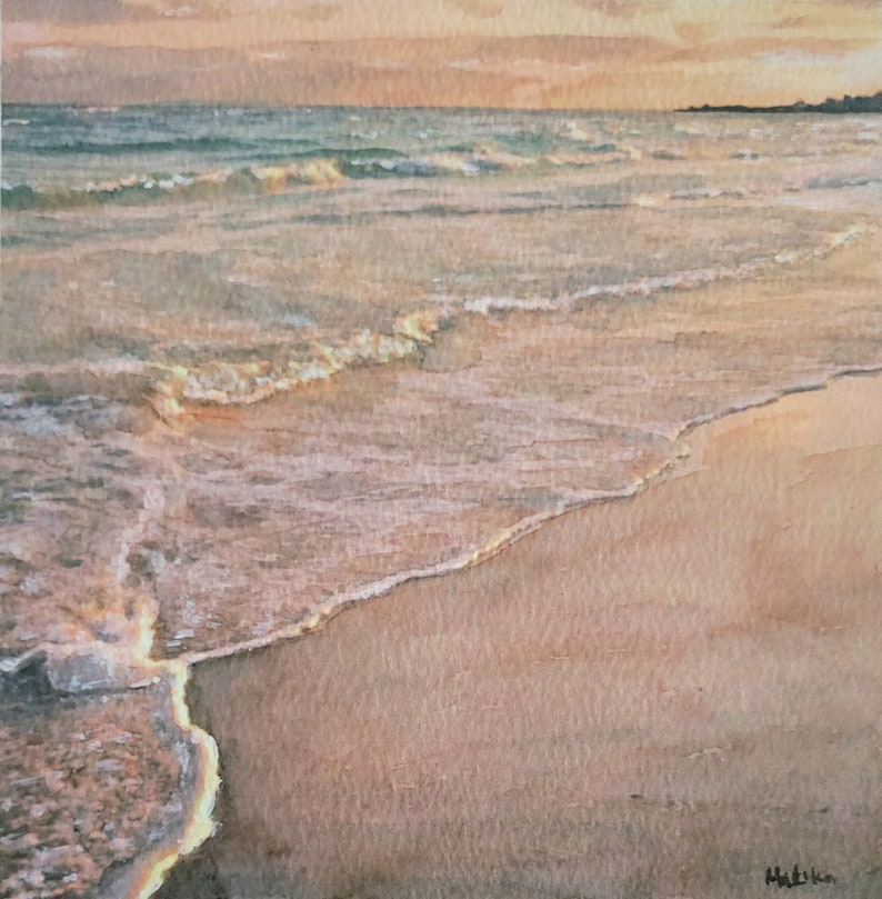 Op de afbeelding: Een aquarel schilderij van een strandscene met golven die breken op de kust. Het water is lichtblauw en groen, en het zand is lichtbruin. De lucht is zacht oranje en roze.