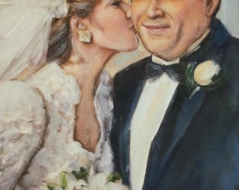 Könnte beinhalten: Ölgemälde eines Brautpaares. Die Braut, in weißem Kleid und Schleier, küsst den Bräutigam auf die Wange. Der Bräutigam trägt einen schwarzen Smoking mit Fliege und eine weiße Blume am Revers. Ein Strauß weißer Blumen befindet sich in den Händen der Braut.