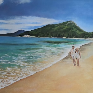 Op de afbeelding: Een schilderij van een stel dat over een zandstrand loopt met turquoise water en een groene berg op de achtergrond.