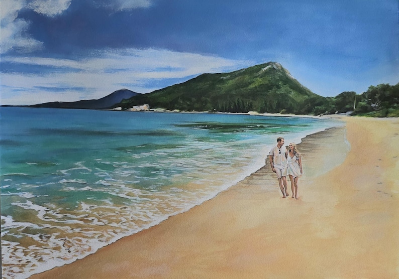 Op de afbeelding: Een schilderij van een stel dat over een zandstrand loopt met turquoise water en een groene berg op de achtergrond.
