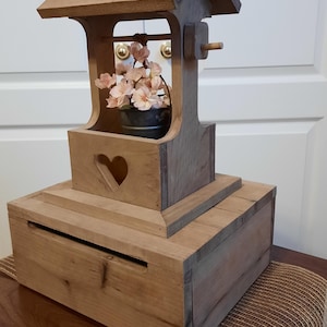 Boîte pour cartes de mariage en cèdre vieilli, boîte de douche, avec vieux seau et bougie vacillante sans flamme. (Fleurs non incluses.)