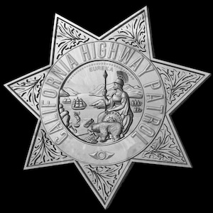 Op de afbeelding: Een zilveren stervormig badge met de woorden "California Highway Patrol" rond de omtrek. Het midden van het badge toont het staatszegel van Californië, dat een grizzlybeer, een vrouw met een speer en de woorden "Eureka" boven de vrouw bevat.