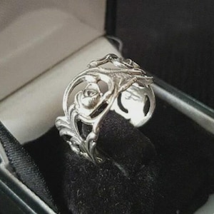 Anillo de plata esterlina (835) de principios del siglo XX con decoración de rosa, talla 53, del platero Christoph Widman.