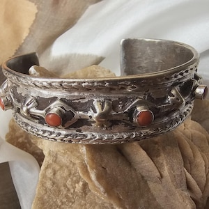 Kabylisk berberarmband i massivt silver från 1800-talet, satt med korallcabocher.