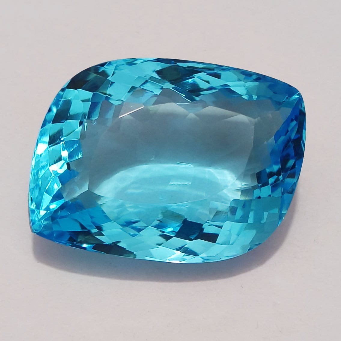 オーシャンブルーアクアマリン宝石：61カラットのファセットファンシー