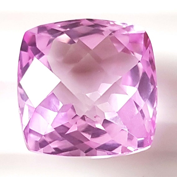 13カラットのピーチピンククンツァイト宝石：ファセットクッション