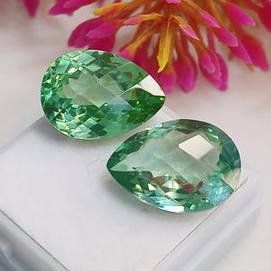 Paire de pierres précieuses bleu verdâtre taille poire grandidiérite 24 carats