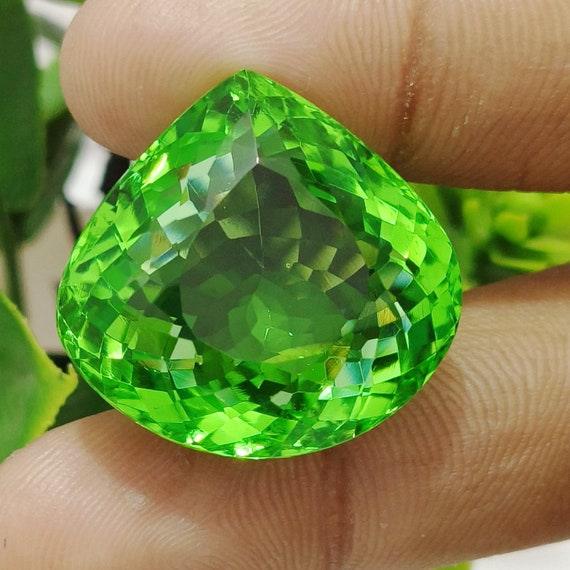 Pierre Précieuse Topaze Mystique Hexagonale 42,85 Carats - Création Lab, Couleur Changeante, Qualité AAA+
