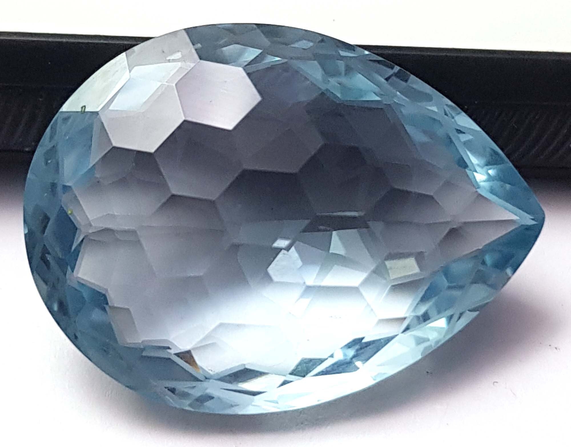 Topaze Bleue Naturelle Du Brésil - Taille Poire, 26,40 Carats - Qualité Exceptionnelle