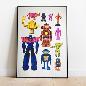 Op de afbeelding: Een verzameling vintage robot speelgoed in verschillende kleuren, waaronder blauw, geel, roze, oranje en groen. De robots zijn gerangschikt in een rasterpatroon op een witte achtergrond.
