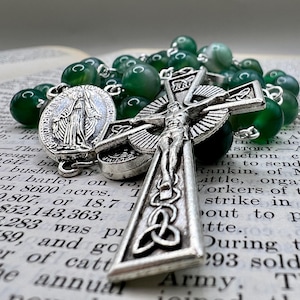 Fabriqué à la main en Ecosse, perles d'agate verte, croix celtique, chapelet catholique, médaille miraculeuse, bénédictine, irlandaise