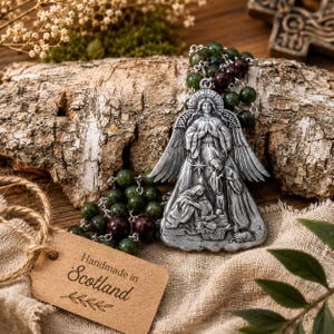 Handgjord Connemara Marmor Rosenkrans: Födelsemedalj, Granatdetaljer