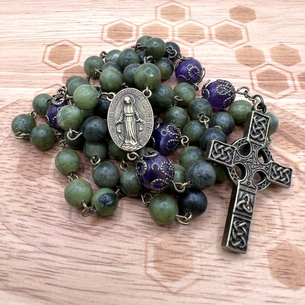 Chapelet catholique traditionnel fait main avec croix celtique jade vert naturel et perles d'améthyste conçu et fabriqué en Ecosse