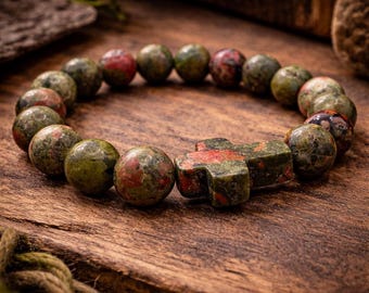 スコットランドで手作りされた、緑色のユナカイト花崗岩のロザリオブレスレット、カトリックの十字架付き