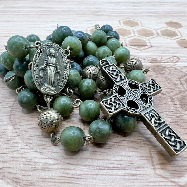 Chapelet catholique traditionnel fait main avec croix celtique en pierre de jade vert naturel conçu et fabriqué en Ecosse