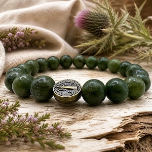 Pulseira de Rosário em Jade Verde: Cruz Católica e Pingentes de São Bento