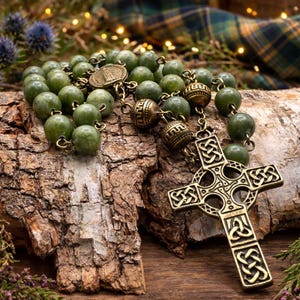 Handgemachter katholischer Rosenkranz: Grüne Jade, keltisches Kreuz, Scottish Design