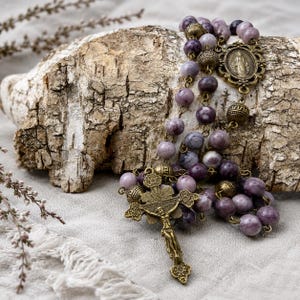 Katholischer Rosenkranz - Antikmessing & Dusky Purple Achat, handgefertigt in Schottland, viktorianisches gotisches Starburst Kreuz