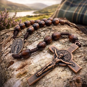 Rosario tradicional de madera de arce, hecho a mano en Escocia.