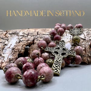 Handgemachter katholischer Rosenkranz: Chrysanthemenstein, keltisches Kreuz, Antiqued Messing